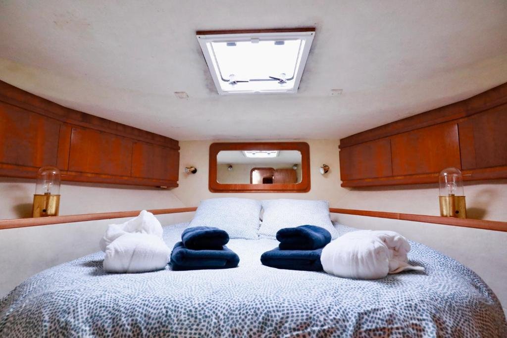 Cabin aboard YACHT DEAUVILLE